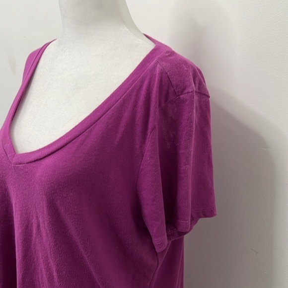 TORRID | Classic Fit T-shirt V neck | Size 0 with Torrid - Picture 2 of 3